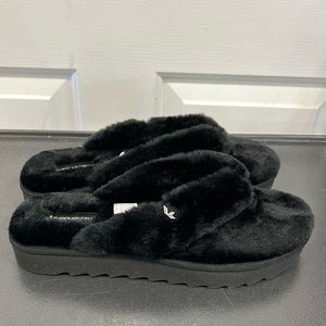 Koolaburra by UGG black faux fur thong slippers Size 11